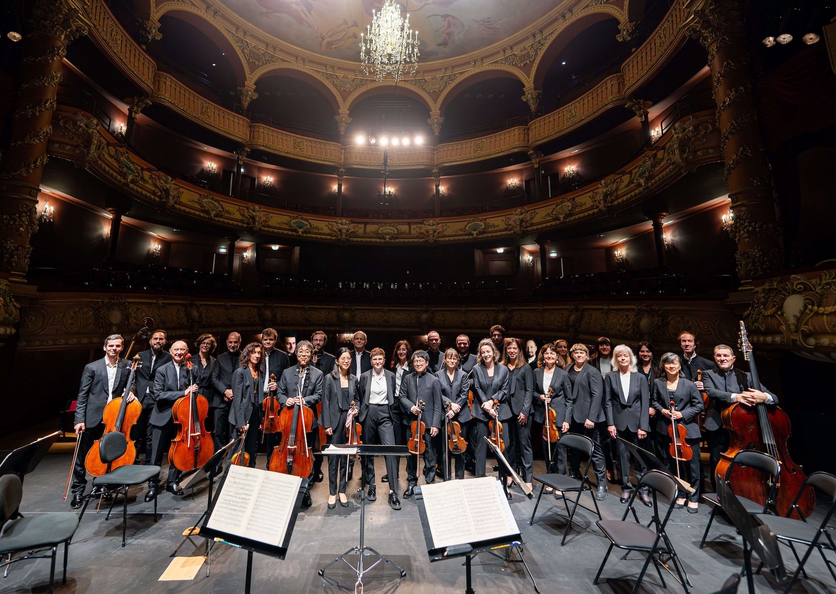Les musiciens de l'Orchestre National d'Auvergne-Rhône-Alpes en tenue de scène Atelier Blatin