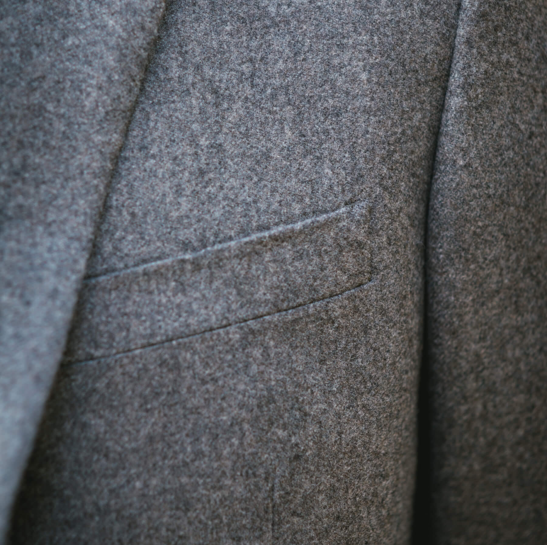 Choix des poches et des fentes d'une veste sur mesure