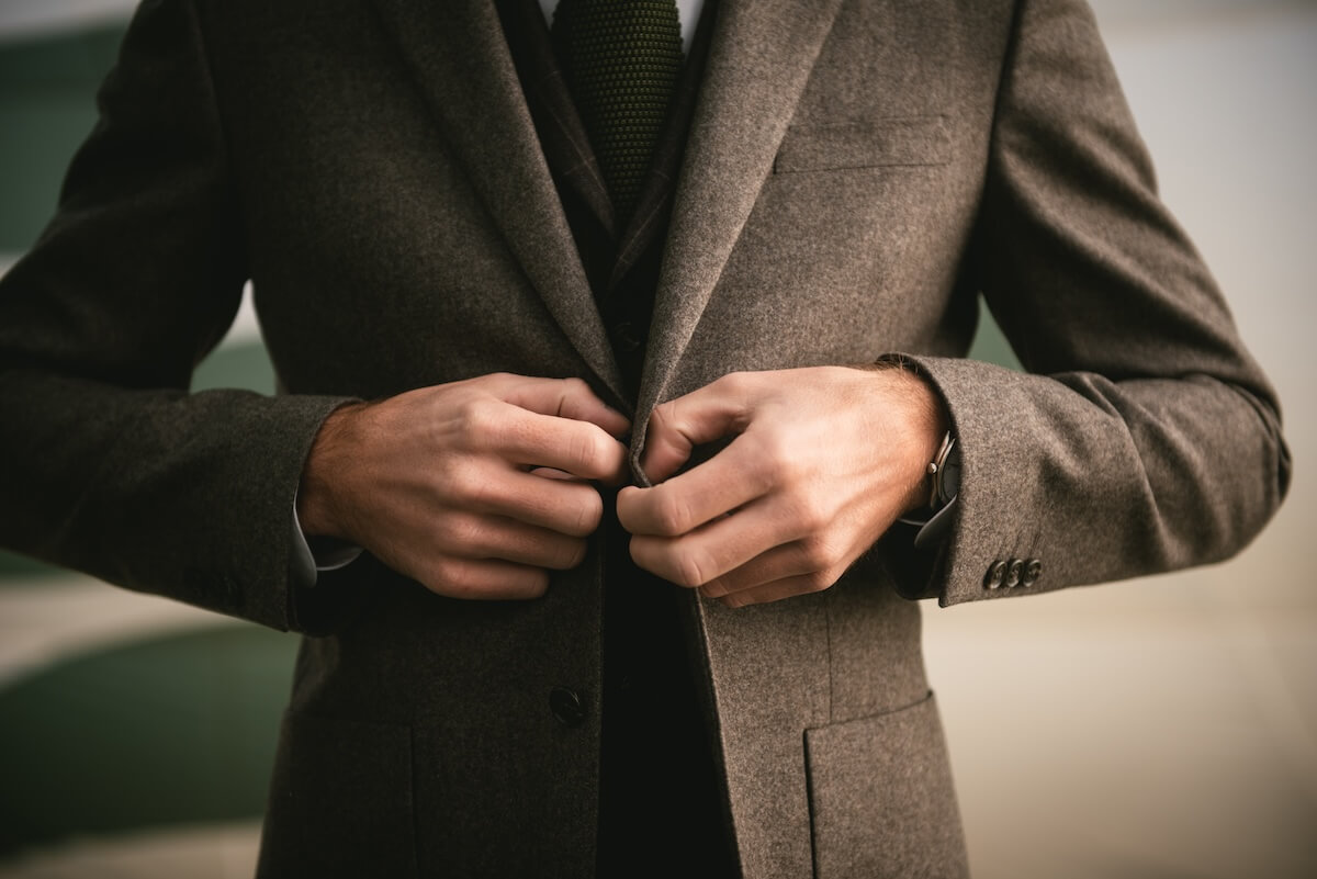 Veste de costume en laine boutonnée, entretien d'un costume sur mesure Atelier Blatin